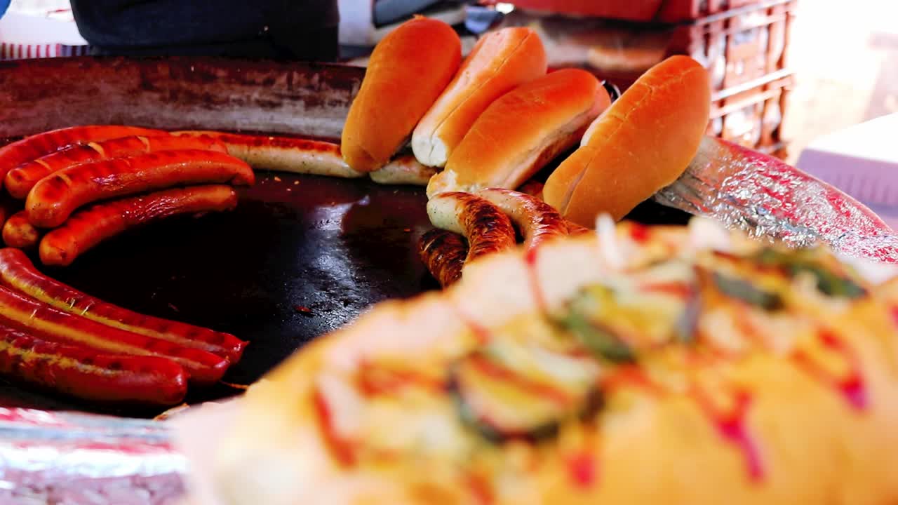 puesto de perritos calientes en un mercado de alimentos