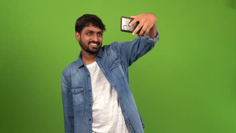 Joven-Asiático-Con-Barba-Bien-Recortada-Y-Bigote-Tomando-Selfie-Frente-A-La-Pantalla-Verde