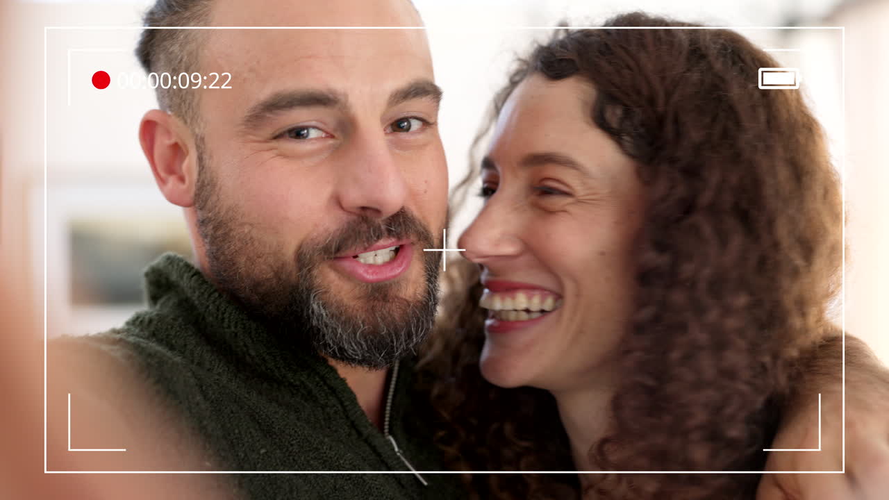 amor, pareja y feliz videollamada en casa