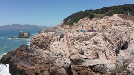 Toma-Panorámica-Aérea-De-Primer-Plano-De-Las-Ruinas-De-Los-Baños-Sutro-Al-Final-De-La-Tierra-En-San-Francisco