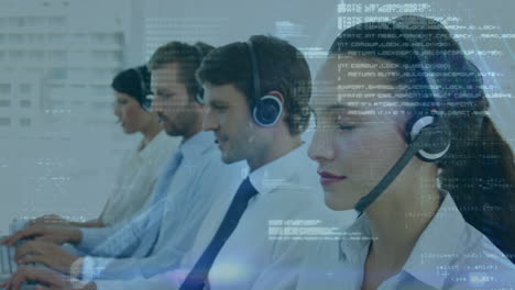 animazione dell'elaborazione dei dati su uomini d'affari caucasici in ufficio