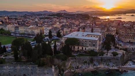 Hiperlapso-Aéreo-De-Transición-De-Día-A-Noche-Del-Puerto-De-Corfú-Y-El-Casco-Antiguo-Con-Coches-Y-Luces-Al-Atardecer