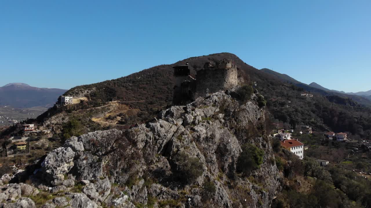 언덕 위의 암석층에 있는 페트렐라의 거점, 알바니아 성의 전략적 위치