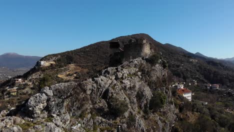 Bastión-De-Petrela-En-Formación-Rocosa-Sobre-La-Colina,-Posición-Estratégica-Del-Castillo-Albanés