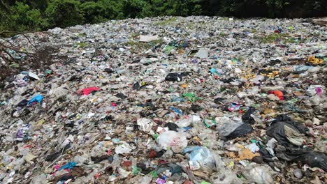 dolly aéreo tiro inclinado hacia abajo de un vertedero de basura en tailandia
