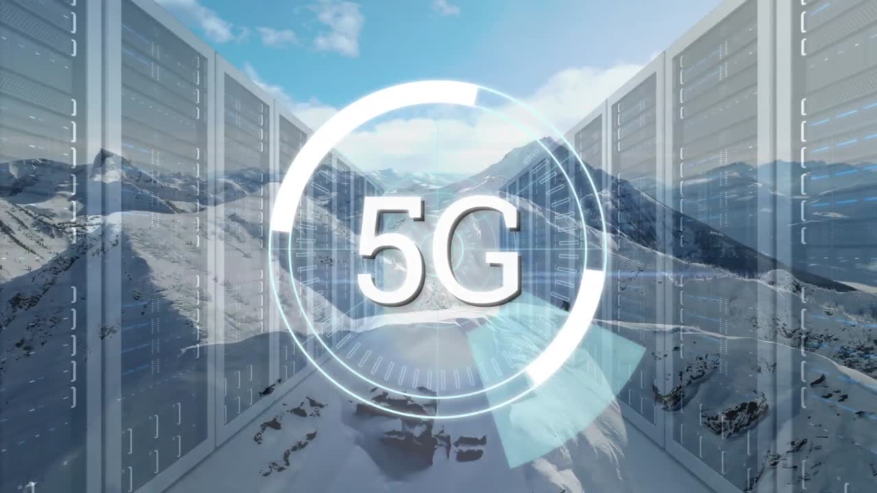montagna innevata e 5g scritto nel mezzo di un cerchio futuristico con torri di server