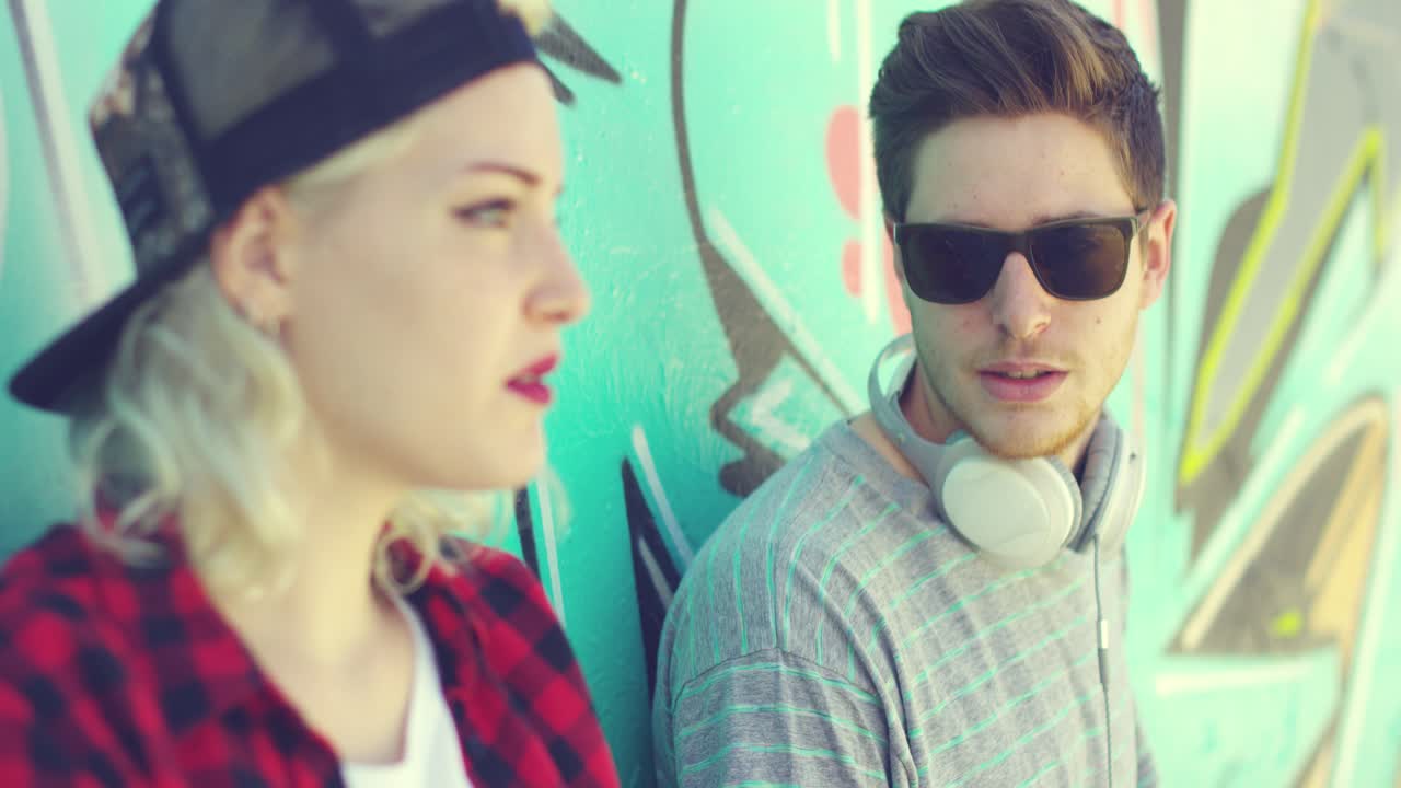 예쁜 트렌디한 남자가 여자친구와 채팅하고 있어