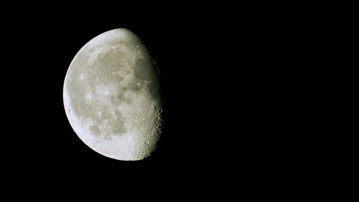 Fase da lua em close-up, gibosa minguante com crateras e terminador