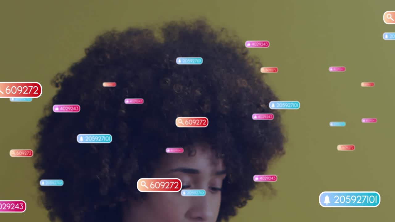 animación del procesamiento de datos de las redes sociales sobre una mujer de negocios afroamericana sonriendo