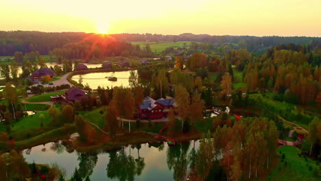 Villas-De-Lujo-A-Orillas-De-Lagos-En-Amatciems-Eco-village-Al-Atardecer-En-Letonia