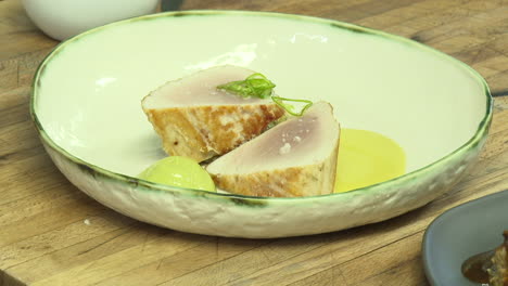 preparing seared tuna with avocado puree