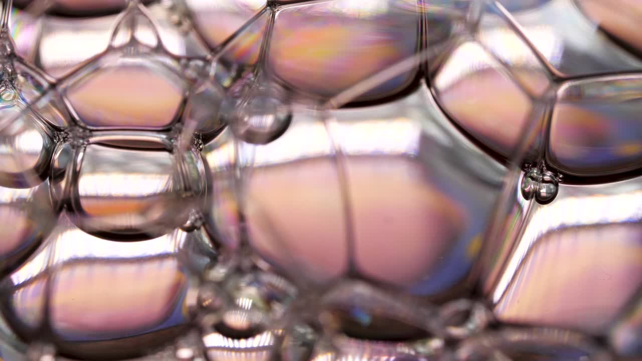 다채로운 반이는 거품과 무지개 색상의 매크로