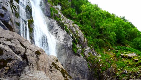 Aber-Fällt-üppig-Fließendes-Wasser-Snowdonia-Berg-Walisischer-Nationalpark-Wasserfall