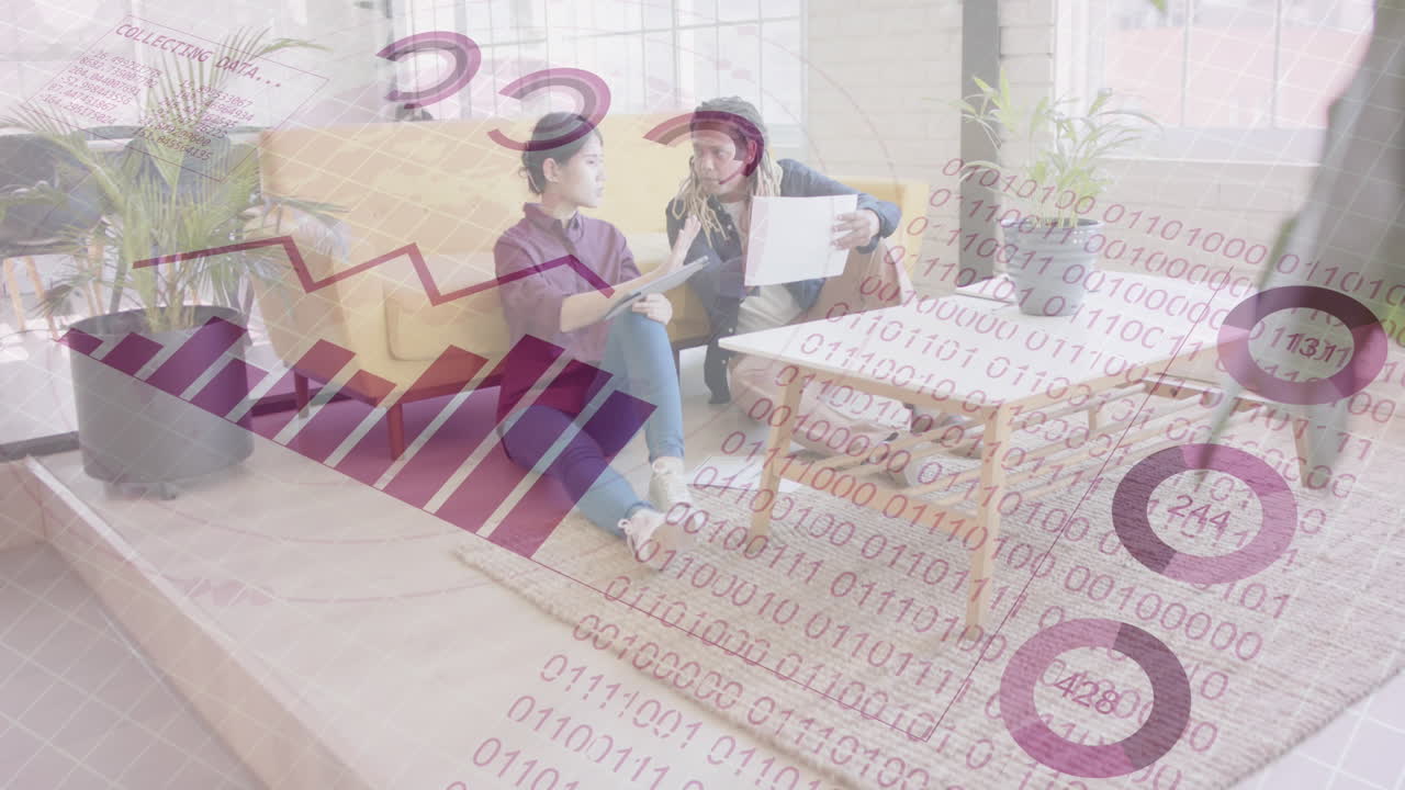 데이터 프로세싱 및 바이너리 코딩의 애니메이션과 바쁜 다양한 사업가들의 대화