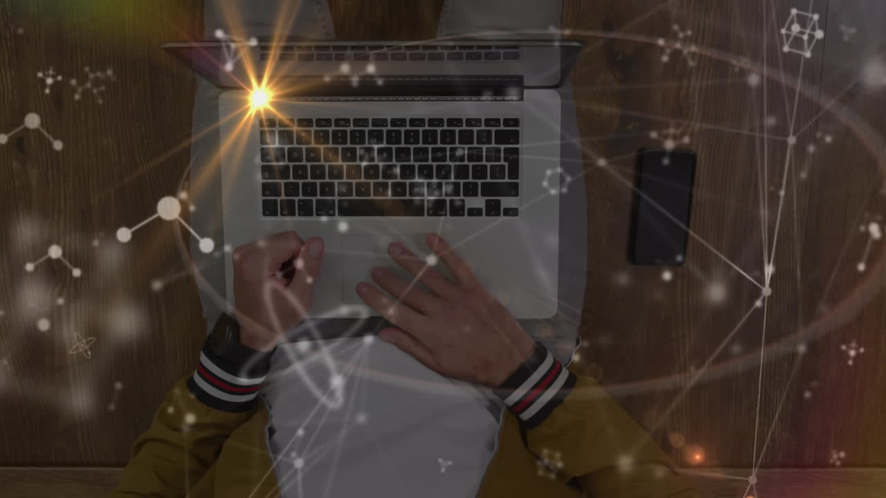 animación de las conexiones globales con la luz sobre el hombre usando computadora portátil