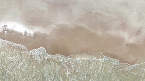 Meereswellen-Plätschern-Am-Ufer-Eines-Strandes-Auf-Der-Insel-Sokotra,-Jemen---Luftaufnahme-Von-Oben-Nach-Unten