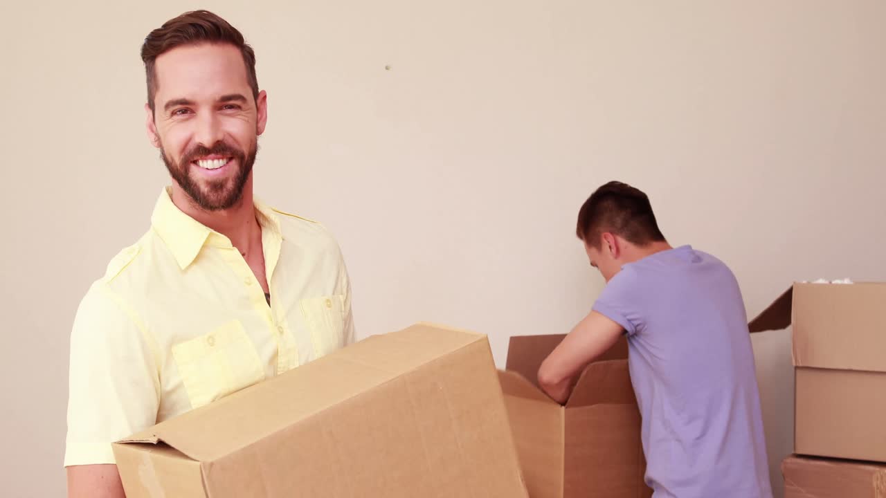 los hombres se mudaron a un apartamento