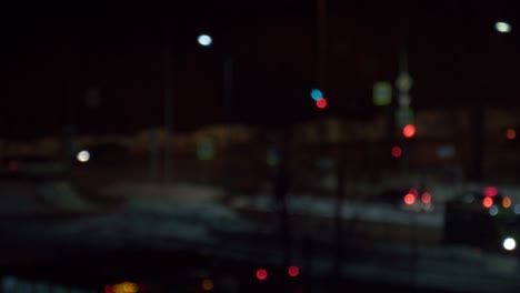 círculos desfocados de luces bokeh parpadeando en la ciudad nocturna. coches que pasan de la ciudad nocturada