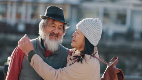 amor, viajes y abrazo de una pareja de ancianos de japón