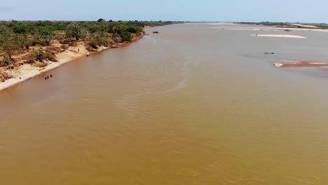 volo con drone sulle acque marroni del fiume manambolo in madagascar