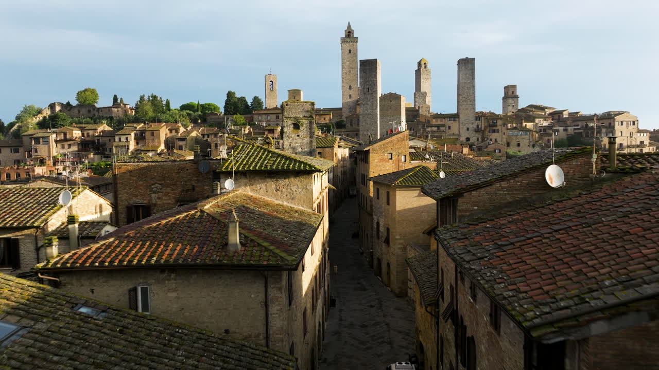 vuelo sobre los tejados de la ciudad de san gimignano en toscana, italia - disparo de drones