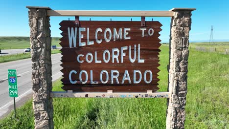 bienvenidos a la colorida señal de carretera de colorado a lo largo de la autopista