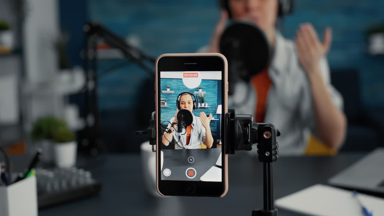 Moderne smartphoneoptagelse af vlogger, der taler til offentligheden