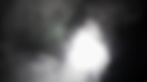 extraño, brillante, alienígena, luz de orbe ovni, luz de fantasma o luna con humo y niebla para halloween o ciencia ficción, fondo de ciencia ficción