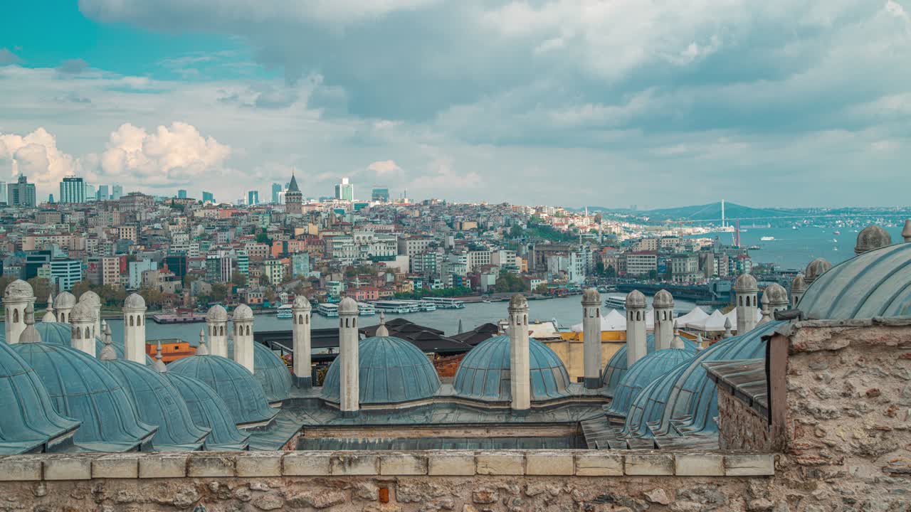 timelapse techo del gran bazar, la mezquita sulemaniye y la torre beyazit en estambul, turquía.