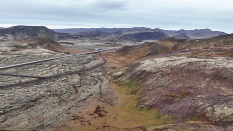 Volando-Sobre-Las-Colinas-Hacia-La-Carretera-De-Circunvalación-Cerca-De-Hellisheidi-En-El-Sur-De-Islandia