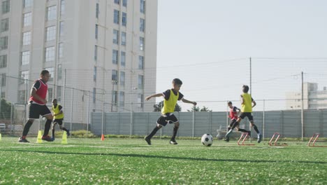 Niños-De-Fútbol-Haciendo-Ejercicio-En-Un-Día-Soleado