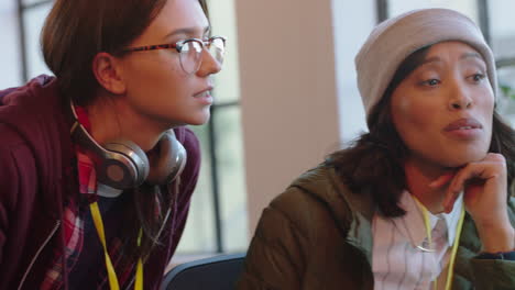 jóvenes empresarios que trabajan líder de equipo caucásico mujer entrenando pasante discutiendo gerente de proyecto señalando el intercambio de pantallas apoyo disfrutando del trabajo en equipo comunicación en la oficina moderna