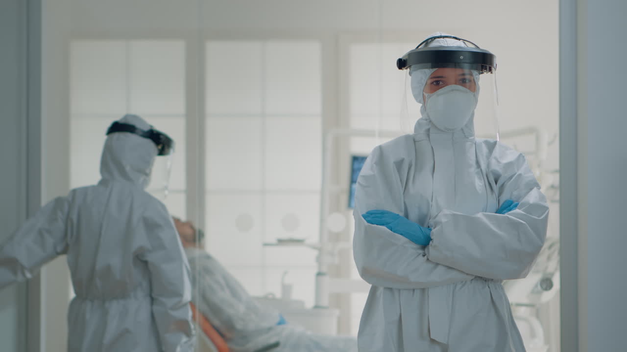 retrato de un dentista caucásico preparado para la cirugía dental