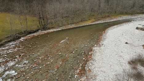 Sich-Nähernde-Drohnenaufnahme-Des-Flusses-Maggia,-Der-Vom-Berg-Cristallina-Im-Dorf-Cavergno-Im-Bezirk-Vallemaggia-Im-Kanton-Tessin-In-Der-Schweiz-Fließt