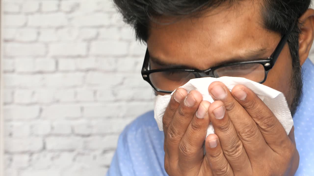 hombre que sufre de frío