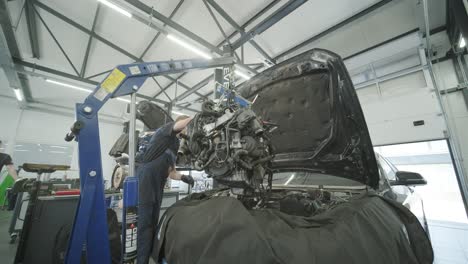 reparación de motores de automóviles en un taller