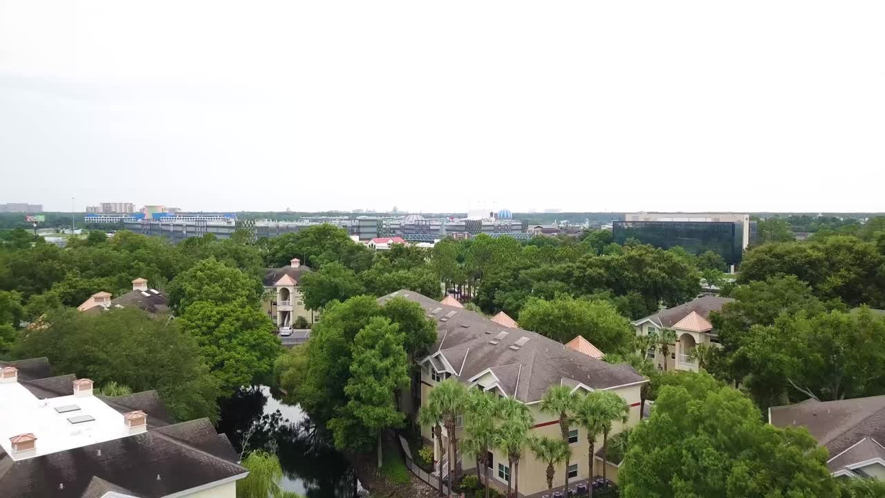 플로리다 주 올랜도의 고속도로 근처 나무로 둘러싸인 개인 빌라