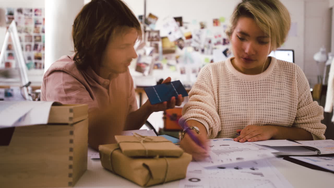 colaboración creativa en equipo en la oficina moderna