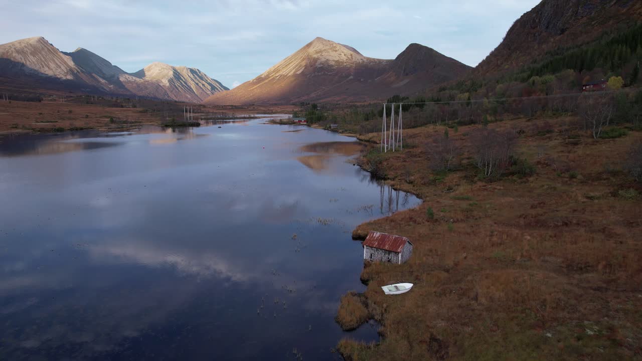 casa de botes junto a un lago en noruega