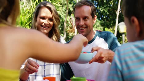 comiendo en familia en el jardín de la casa