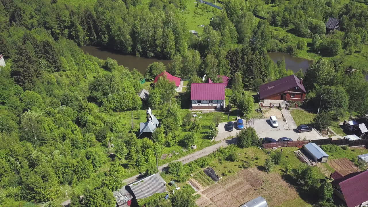 집 과 강 이 있는 시골 마을 의 공중 사진