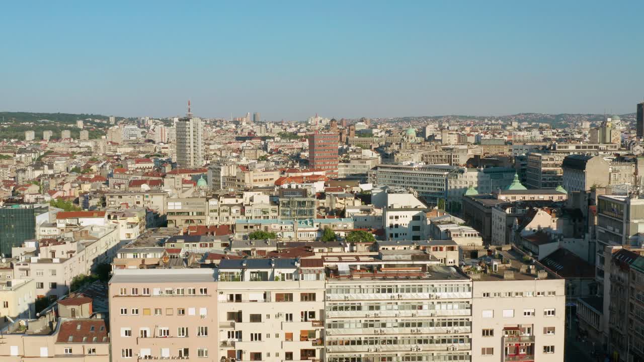 panorama de los rascacielos de la ciudad serbia más grande de belgrado durante el día