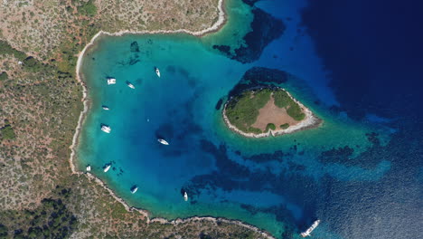 Aerial:-Top-down-view-of-the-bay-of-the-Greek-island-of-Kira-Panagia-in-Northern-Sporades,-Greece