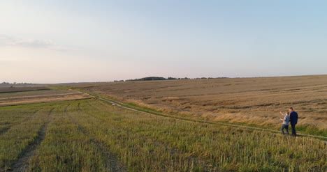 jóvenes agricultores discutiendo en el campo de maíz 37