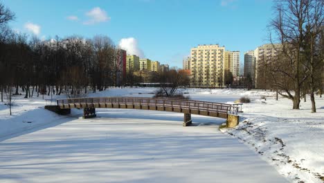 Luftaufnahme-Des-Parks-Und-Der-Stadt-Osteuropa,-Bytom