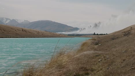 Pukaki-Hydrokanal-An-Einem-Windigen-Tag