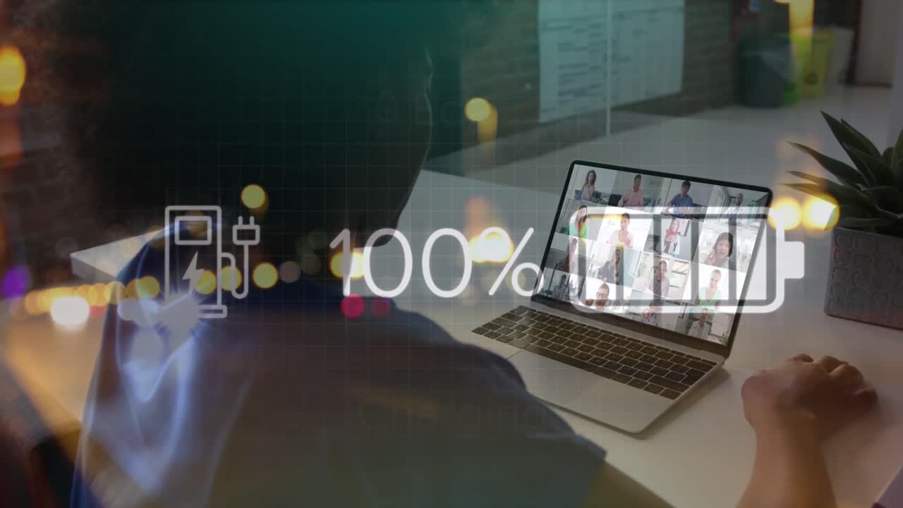 animación del procesamiento de datos sobre una mujer de negocios afroamericana haciendo una videollamada