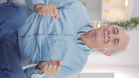video vertical de un anciano feliz bailando ante la cámara.