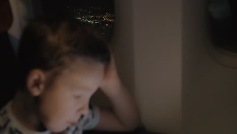 niño esperando el aterrizaje del avión y jugando al juego en la plataforma para pasar el tiempo