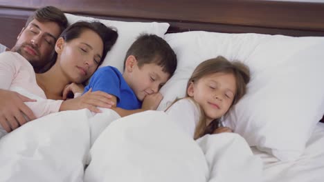 Familie-Schläft-Zusammen-Auf-Dem-Bett-Im-Schlafzimmer-Zu-Hause-4k